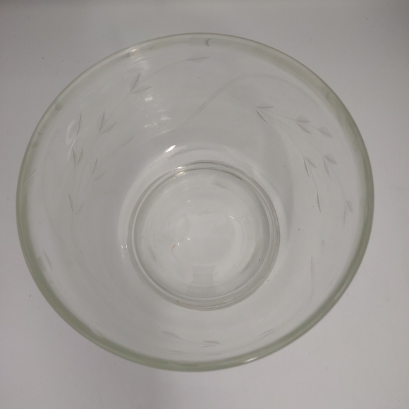 Vintage Round Bowl Etched Glass All Around Leaf Floral Design 6" w x 4"h Vintage - Picture 3 of 8